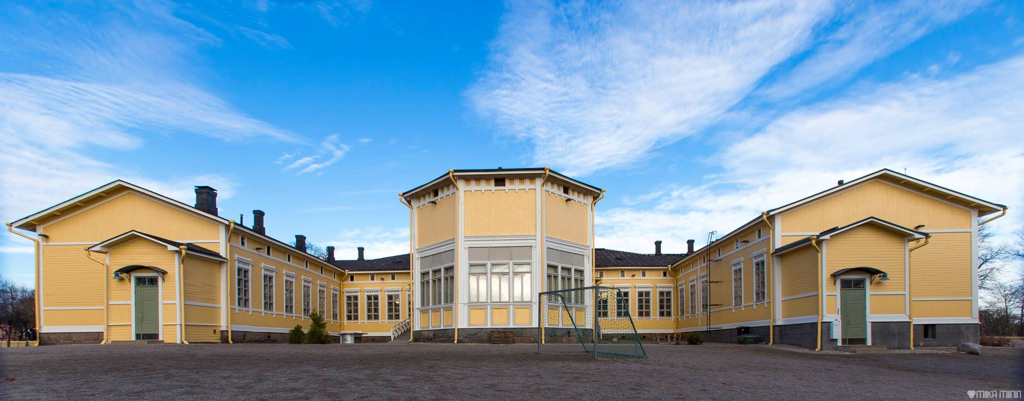 Kuvassa Lönnrotin koulu keväällä.